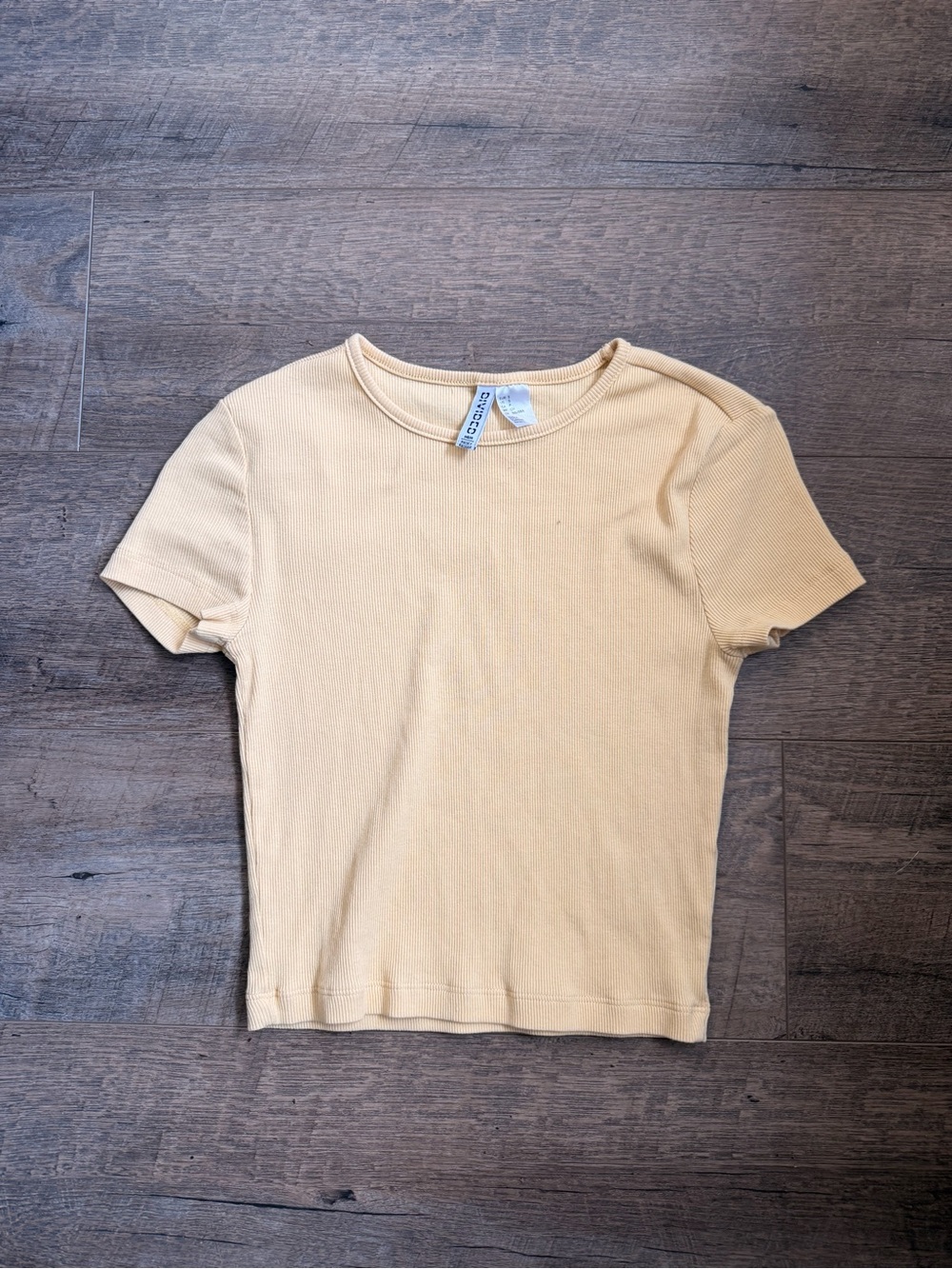 Yellow cropped tee